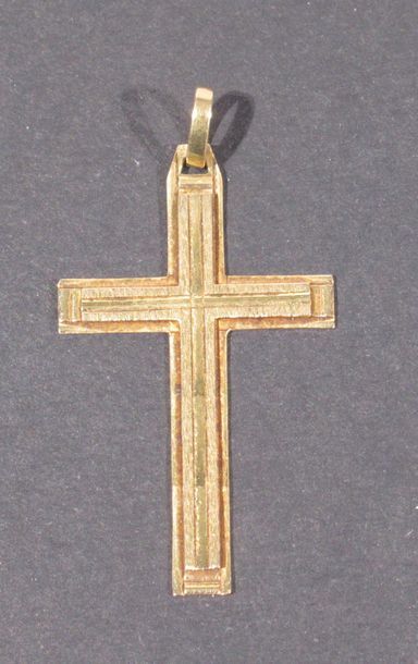 null Pendentif Croix en or jaune 18K (750/oo) à décor légèrelement guilloché - Poids...